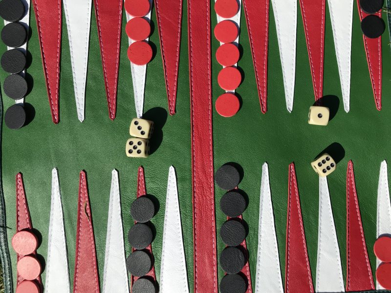 Håndlavet rejsebackgammon i genanvendt skind fra BAKANO design